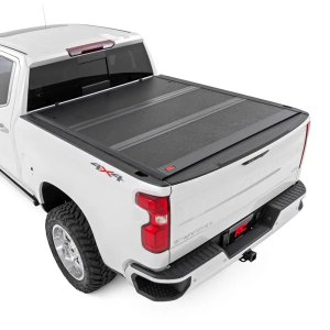 Hard bed cover tri-fold low profile Rough Country 5'8"