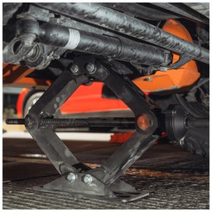 Heavy Duty Universal Scissor Jack 7000 lbs by Agile Offroad