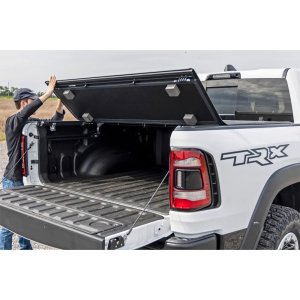 Hard bed cover tri-fold low profile Rough Country 6'4"